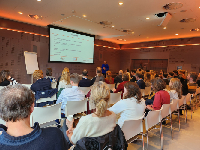 Jaarbeurs Meetup, zaal met beeldscherm