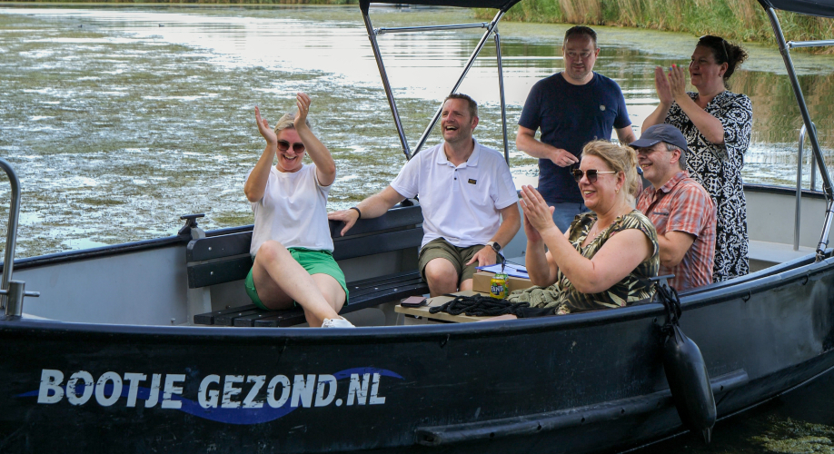 groepje bedrijfsuitje Biesbosch op elektrische sloep