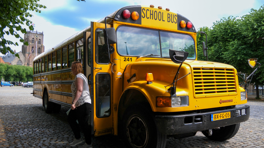 Schoolbus bedrijfsuitje