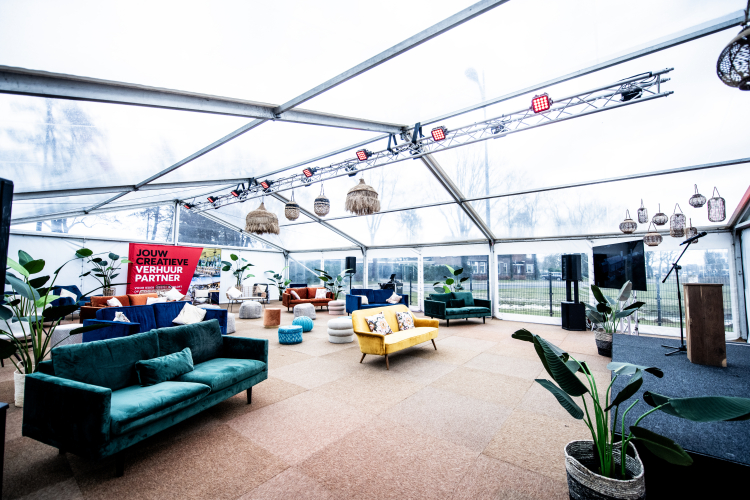 Businessopstelling voor seminar in tent, ingericht met stoelen in theaterstijl en presentatieruimte – verzorgd door Westerhuis Verhuur