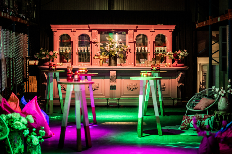 Stijlvolle roze bar met bijpassende bartafels in een sfeervolle eventopstelling – inrichting door Westerhuis Verhuur