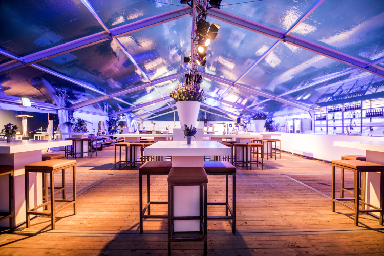 thema stijl puur wit welke is opgebouwd in een mooie tent. 