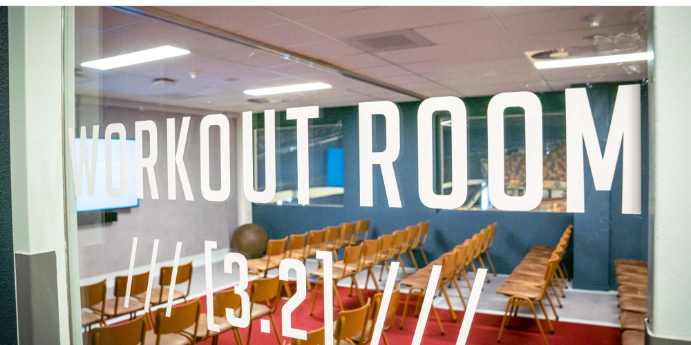 Omnisport Apeldoorn - Workout Room met uitzicht op baan