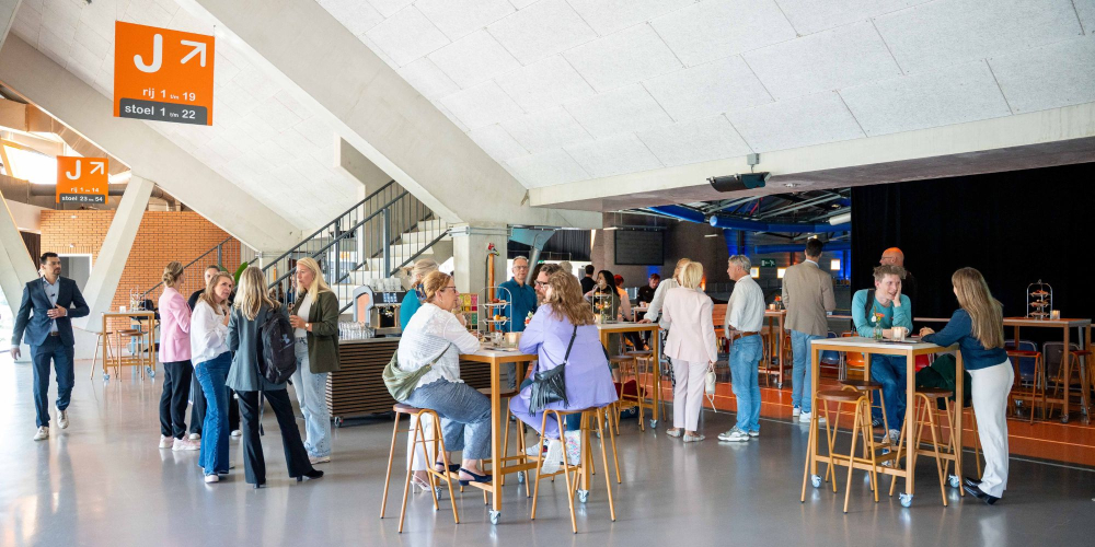 Omnisport Apeldoorn - Velo Lounge met daglicht in borrelsetting