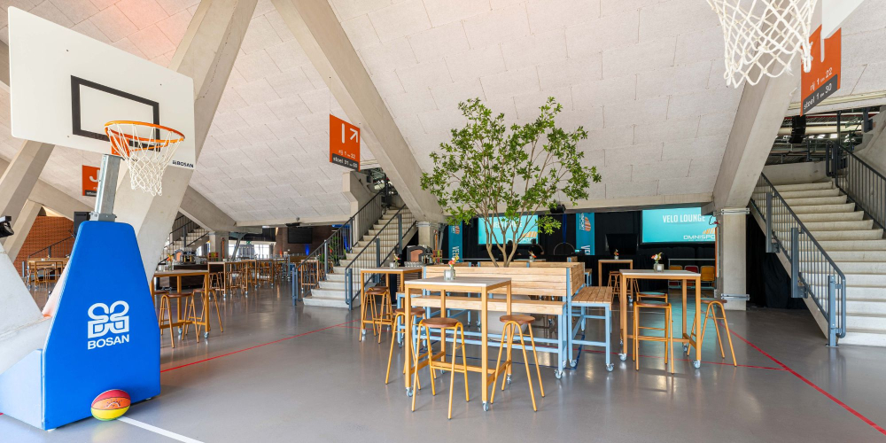 Omnisport Apeldoorn  - Velo Lounge met daglicht en sportieve styling in borrelsetting