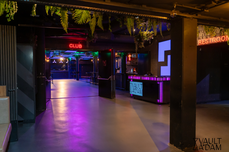 eniet van stijlvolle drinks in een barsetting die meebeweegt met de sfeer van jouw event.