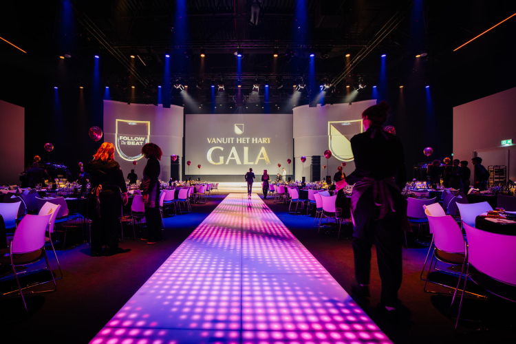 Ruimte met lange loper en tafels voor een sitdown diner