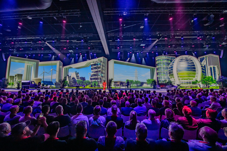 Grote ruimte met theateropstelling