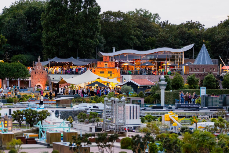 Panorama cafe met uitzicht op het park