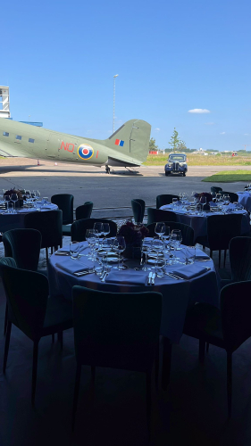 Gilze Rijen, het decor waar ook de Dakota zichtbaar is kan ook worden omgebouwd voor een exclusief diner, borrel of feest. 