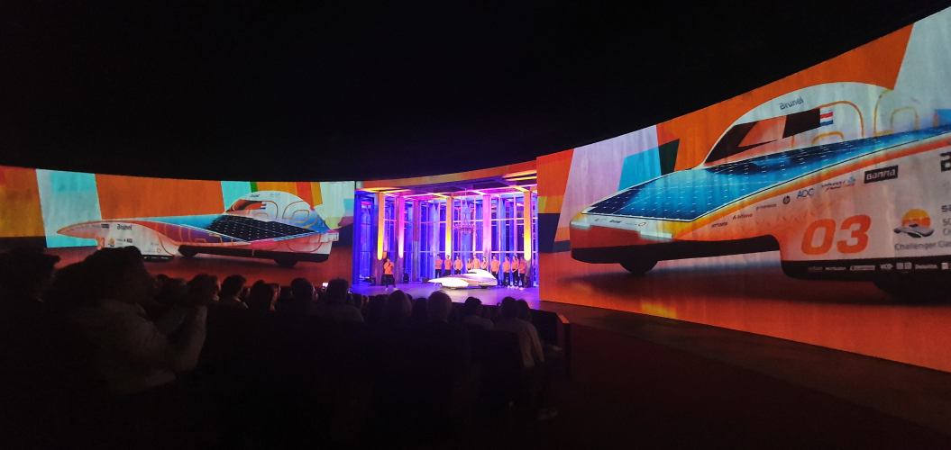 Voorbeeld van inzet van de 180 graden projecties tijdens een event. 