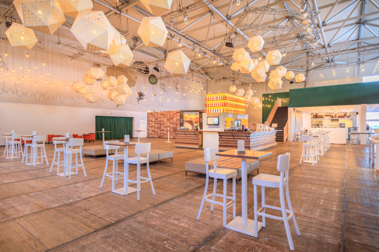 De Foyer van de TheaterHangaar kan worden ingezet in combinatie met de Theaterzaal. Oppervlakte is 1250 M2 en kan worden ingezet voor diner, borrel, feest, receptie, walking diner of als break out room. 