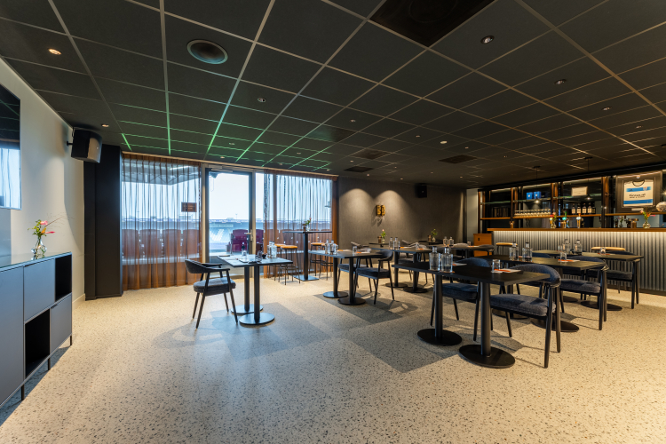 Foto van een skybox in vergader opstelling