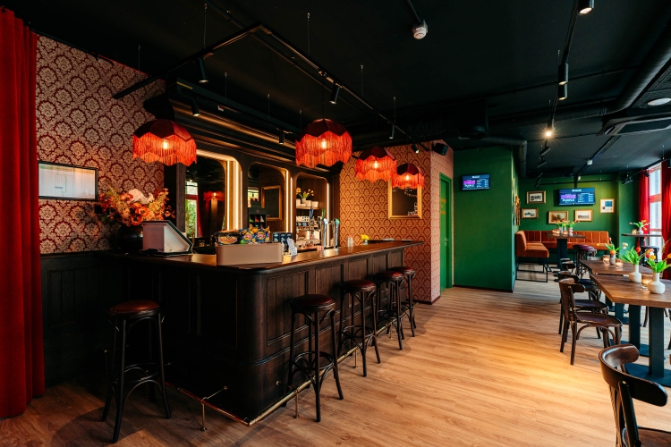 Een unieke evenementenlocatie in Amsterdam, perfect voor diverse bijeenkomsten zoals vergaderingen, teamuitjes, productpresentaties, netwerkborrels en meer! De locatie is gloednieuw en beschikt over diverse vergaderzalen van meer dan 100m2, een gezellig cafe én een experience! Kortom, alles op één locatie voor een uniek event! 