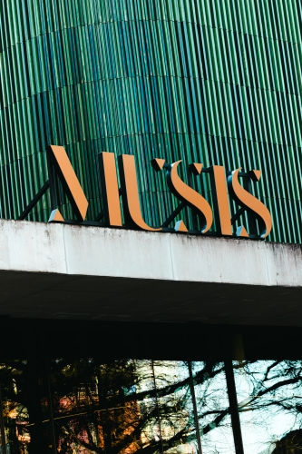 Logo Musis boven ingang