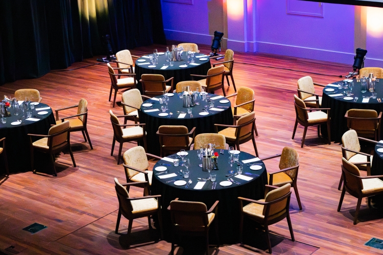 Dineropstelling op het podium Muzenzaal