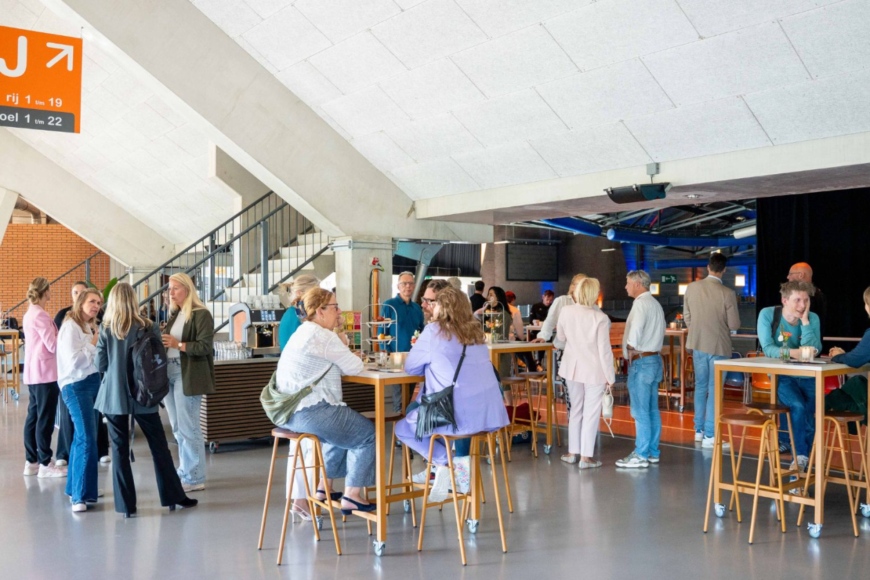Omnisport Apeldoorn - Velo Lounge met daglicht in borrelsetting