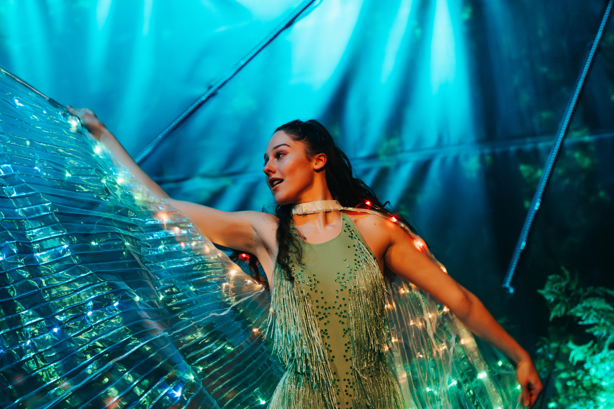 Danseres met licht in het Woud van Licht.