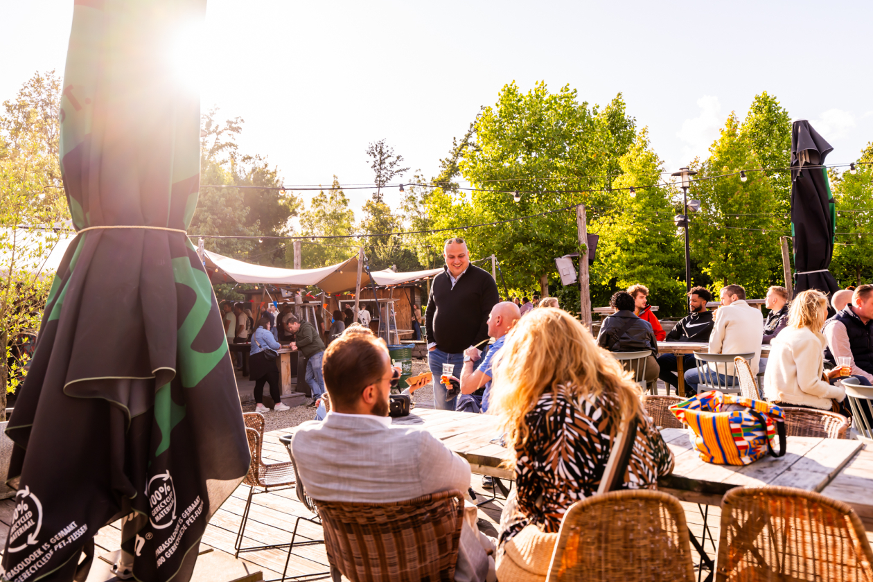 Mensen in de zon op het terras.