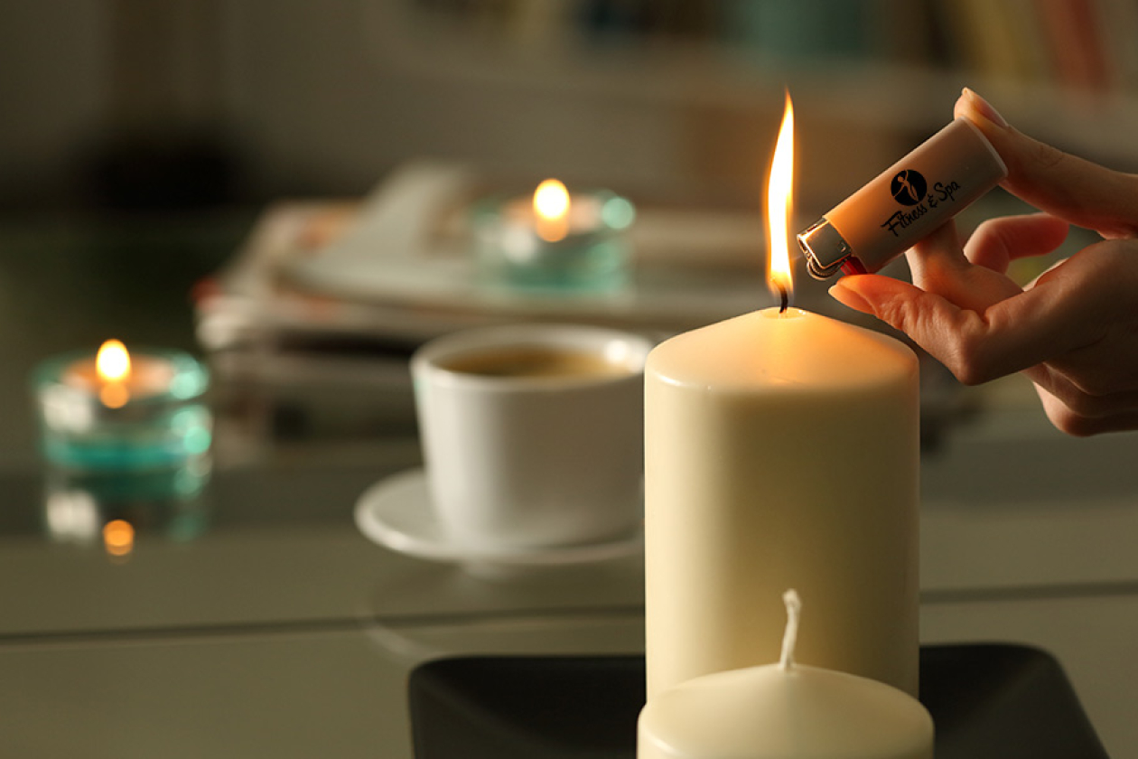 Aansteker met logo om een kaars aan te steken