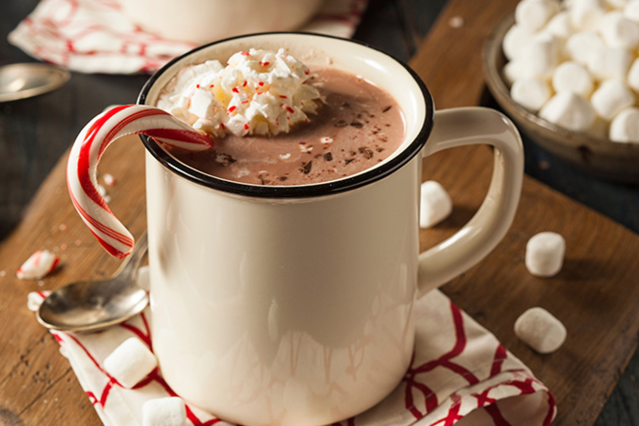 een mok met chocomelk en slagroom