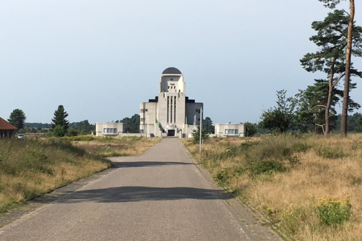 artikel_18_-_garage_lr_41.jpg radio kootwijk, locatie, veluwe