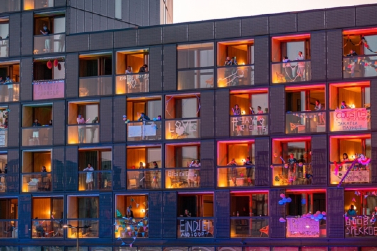 balcony-beats-hotel-jakarta-amsterdam-by-westcord-bedrijfsuitje-600x350.jpg " src=