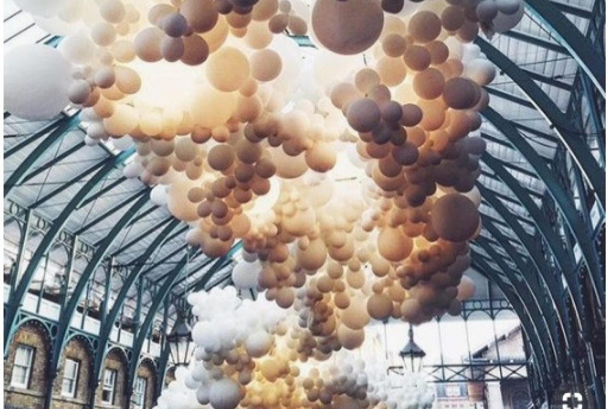 decoratie_wall_ballonnen_bellen_wit_plafond.jpg " src=