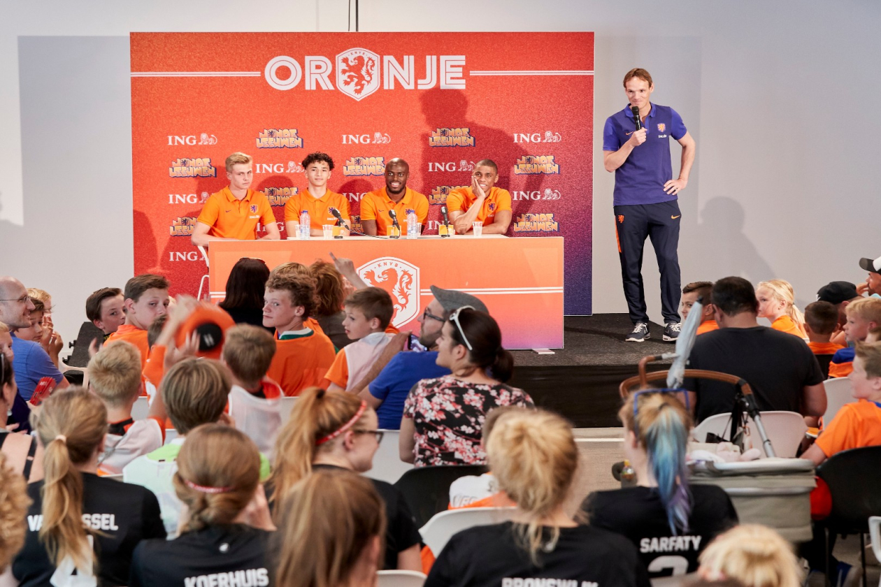 ing_voetbal_oranje.jpg " src=