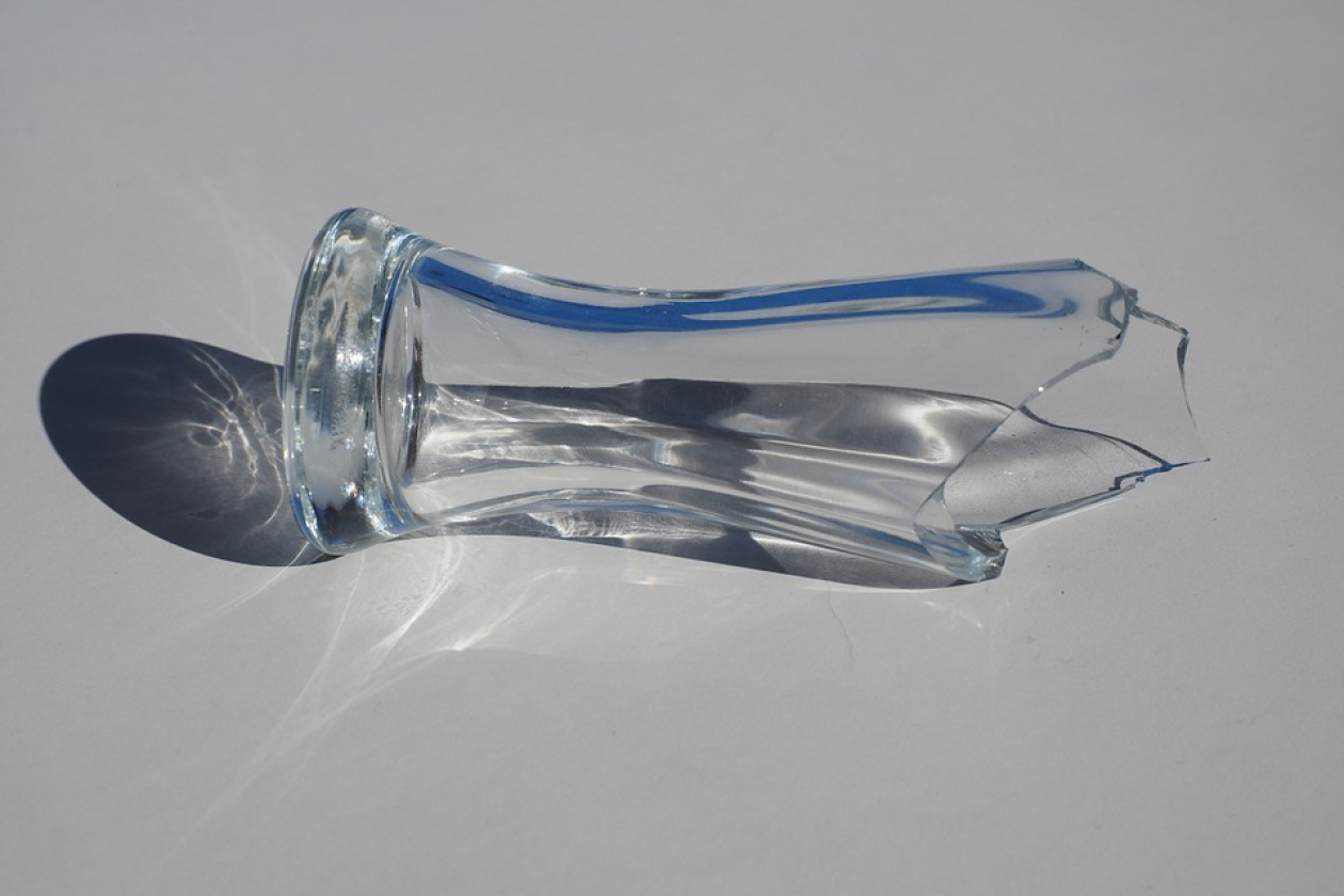 kapot_glas.jpg " src=