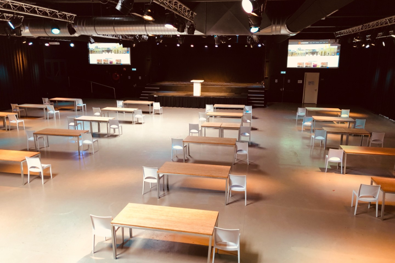 schoolopstelling_patria_zaal.jpeg " src=