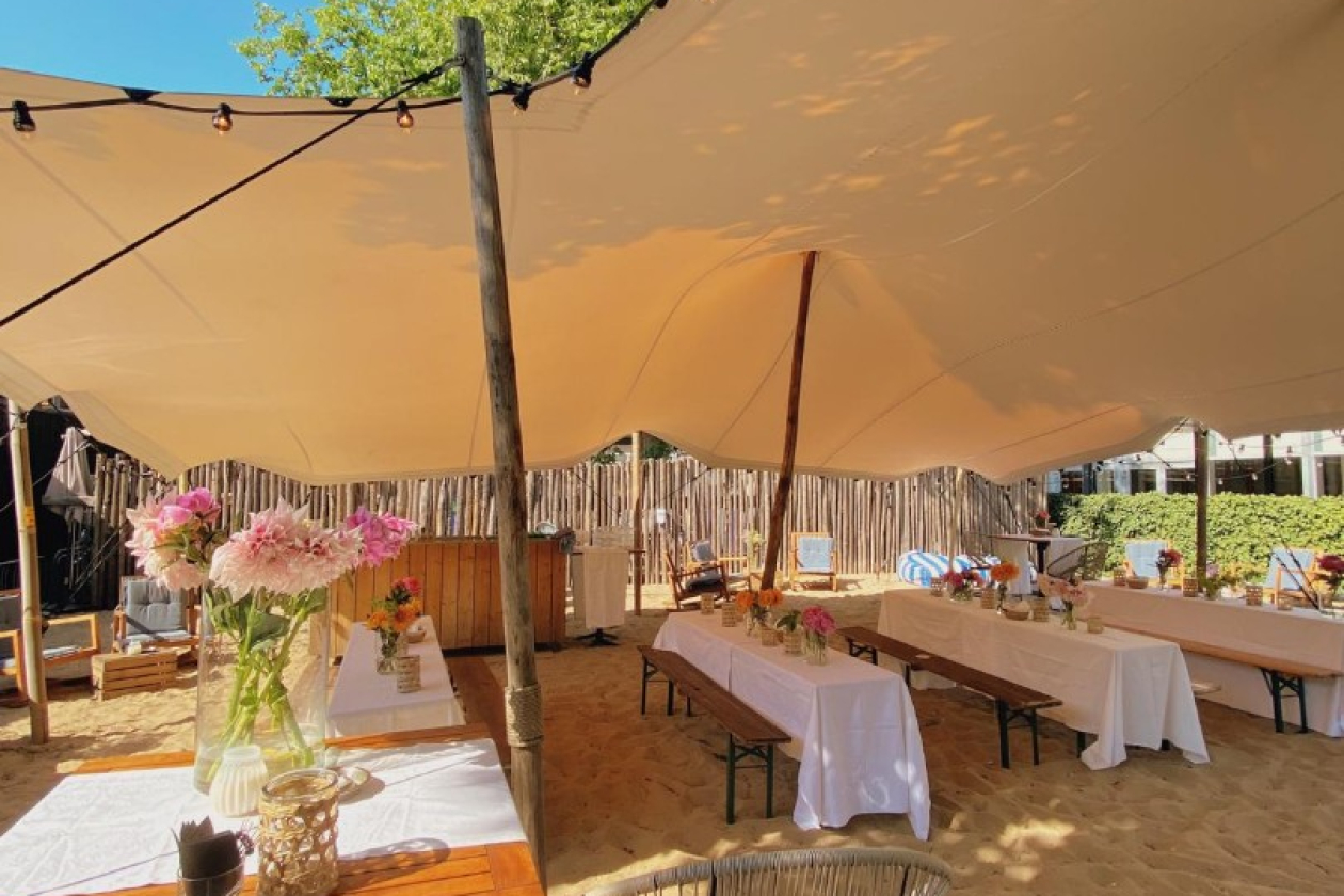 strandtent-_lange_tafels001.jpeg " src=