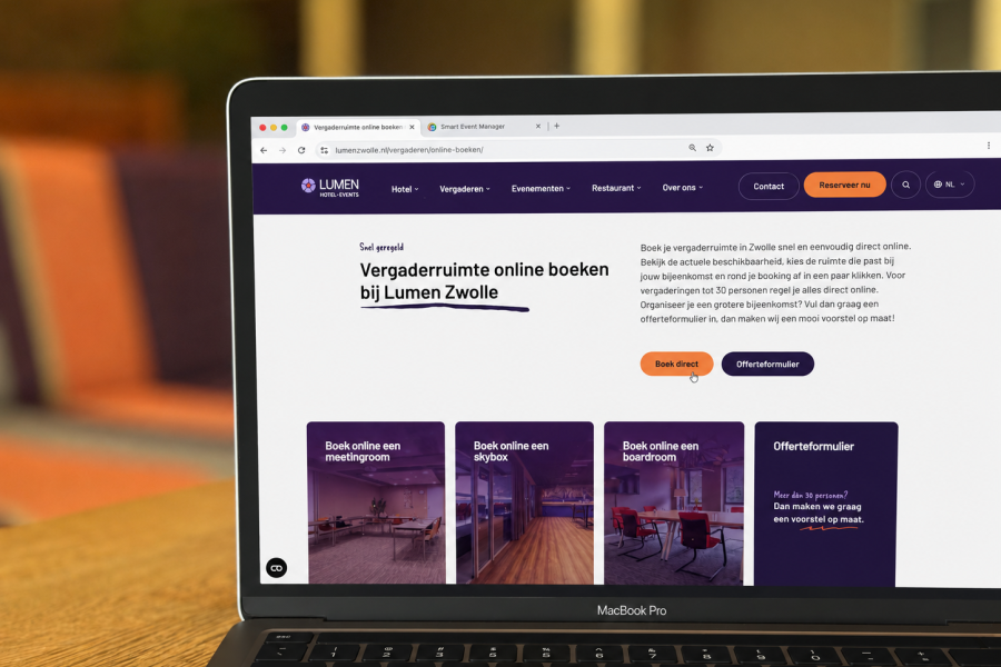 Foto van laptop met webpagina van Lumen over onlien boeken van een vergaderruimte
