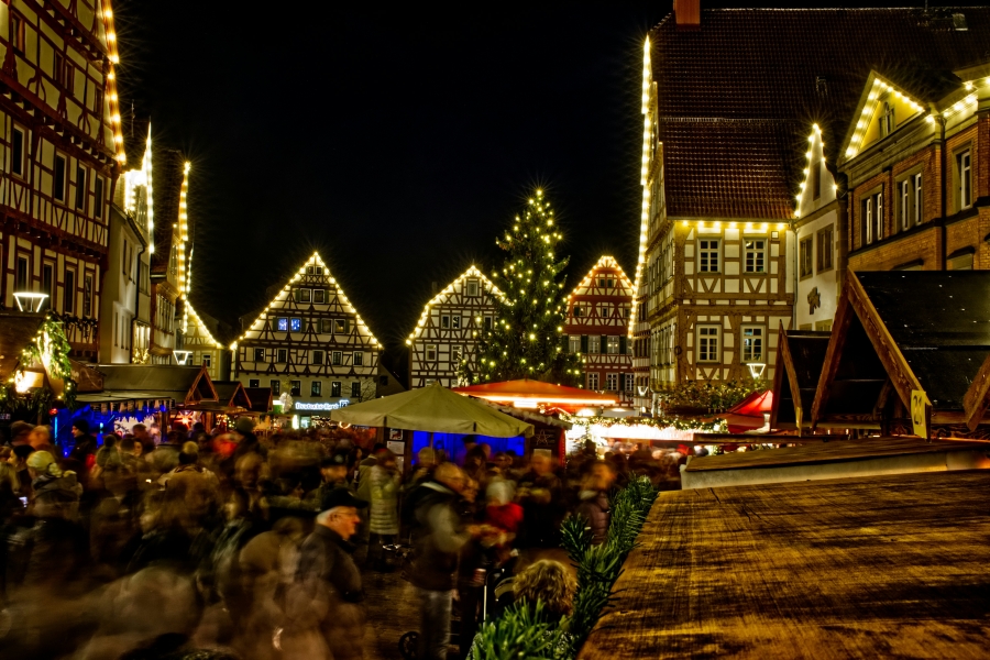Een avond op een kerstmarkt waar het over de koppen lopen is