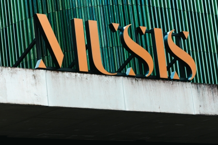 Logo Musis boven ingang