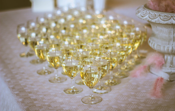 Vieren van een jubileum Het vieren van een jubileum is een mijlpaal, het is een feest. Een bedrijfsjubileum vier je met medewerkers en met stakeholders en met klanten. Kijk goed naar je doelgroep om optimaal rendement te halen uit je jubileumviering. Een jubileum vieren kan op tal van manieren. Kies je ervoor om uit te pakken, denk dan goed na over je communicatie. Dat begint al met het versturen van de uitnodiging. Tijdens het vieren van een jubileum kun je de band met werknemers en collega's versterken.