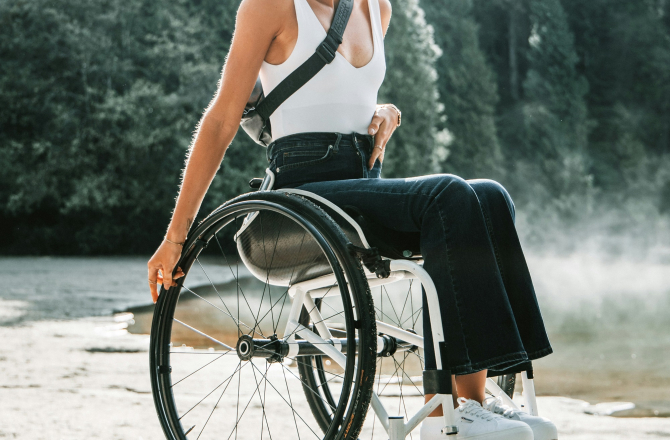 vrouw in rolstoel