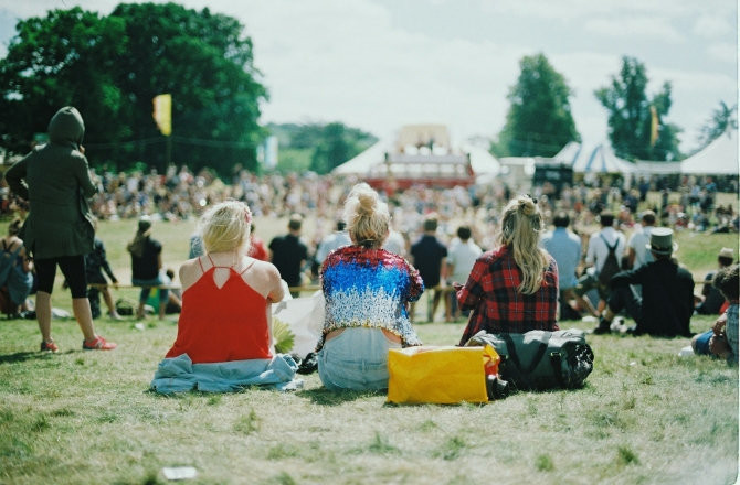 Zittend op een festival