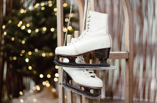 Schaatsen in kerstsetting