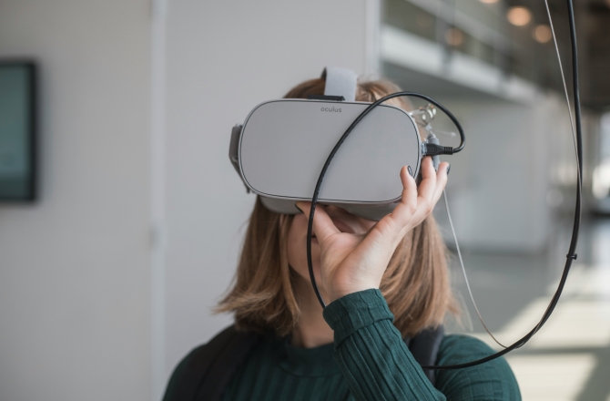 Vrouw met VR bril