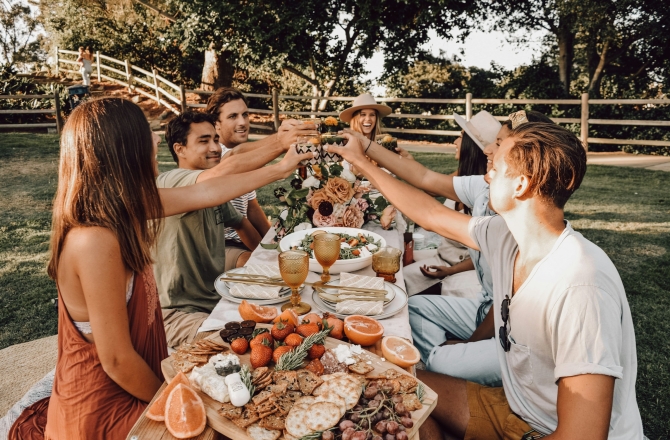 Mensen aan picknicktafel