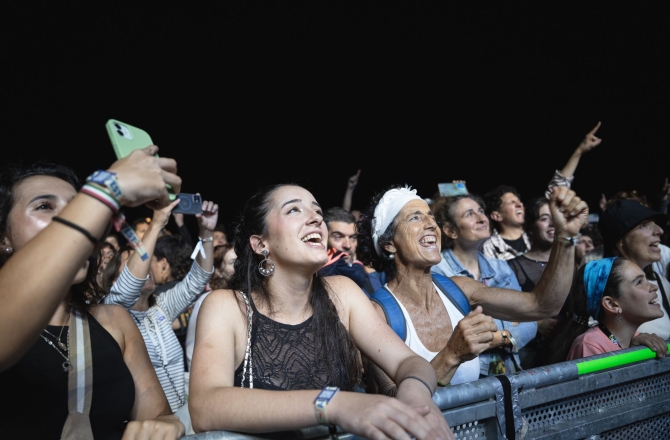 Mensen vooraan bij festival