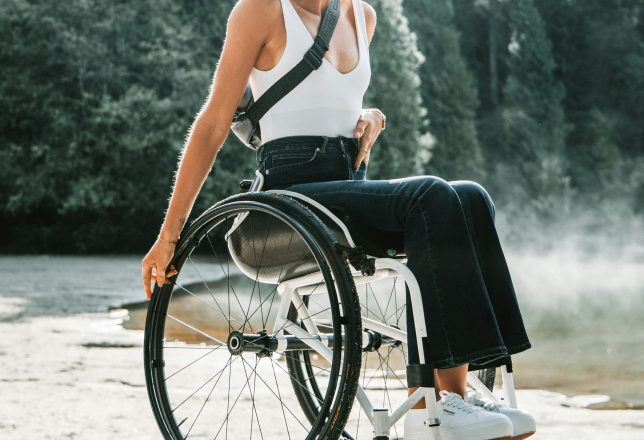 vrouw in rolstoel