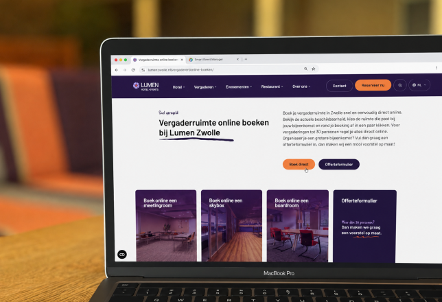 Foto van laptop met webpagina van Lumen over onlien boeken van een vergaderruimte