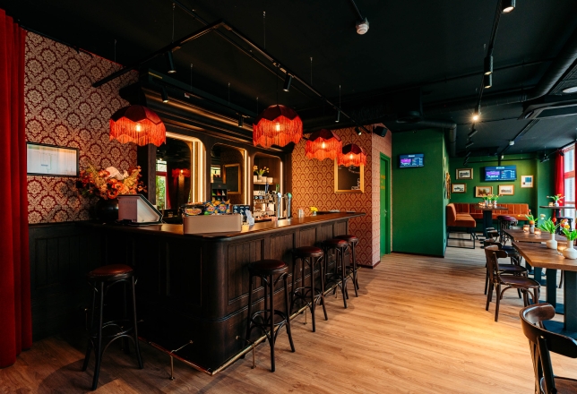 Een unieke evenementenlocatie in Amsterdam, perfect voor diverse bijeenkomsten zoals vergaderingen, teamuitjes, productpresentaties, netwerkborrels en meer! De locatie is gloednieuw en beschikt over diverse vergaderzalen van meer dan 100m2, een gezellig cafe én een experience! Kortom, alles op één locatie voor een uniek event! 
