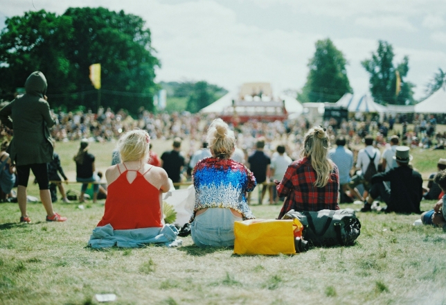 Zittend op een festival