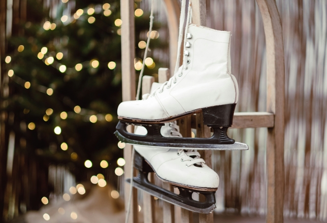 Schaatsen in kerstsetting
