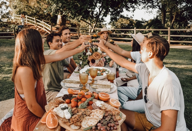 Mensen aan picknicktafel