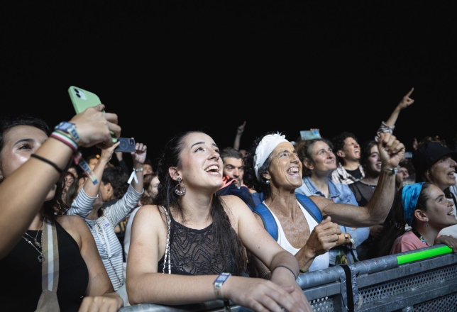 Mensen vooraan bij festival